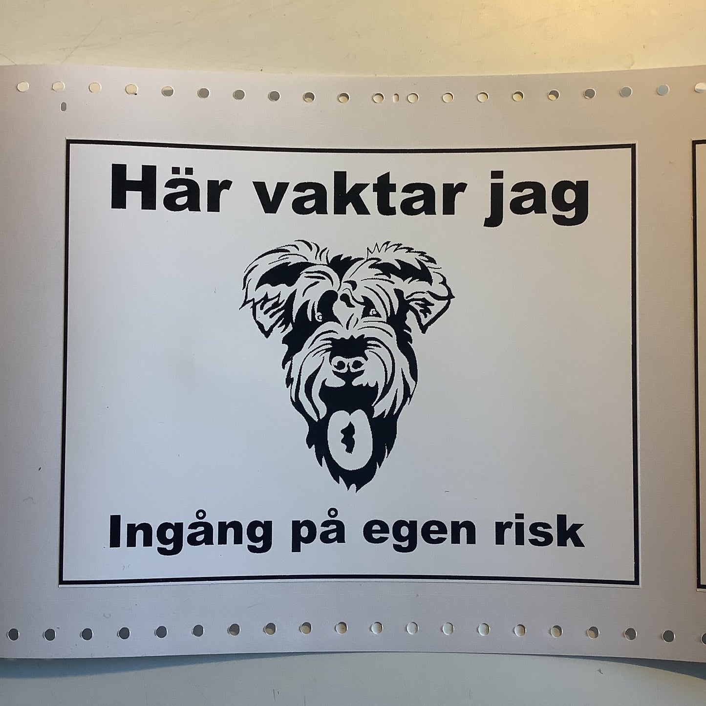 Skylt HÄR VAKTAR JAG