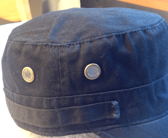 Svart keps med ventilationshål