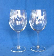 Load image into Gallery viewer, 2-st  Rödvinsglas med blästrade hund motiv