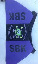 Load image into Gallery viewer, Tjänstetecken med reglerbara band och med eget broderat motiv