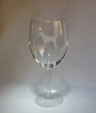 Indlæs billede til gallerivisning 2-st Rödvinsglas med blästat hundmotiv