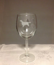 Indlæs billede til gallerivisning 2-st Rödvinsglas med blästat hundmotiv