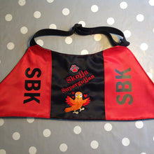 Load image into Gallery viewer, Tjänstetecken med reglerbara band och med eget broderat motiv