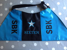 Load image into Gallery viewer, Tjänstetecken med valfri broderad text