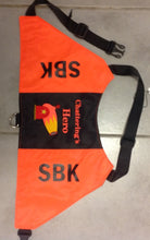 Load image into Gallery viewer, Tjänstetecken med reglerbara band och med eget broderat motiv