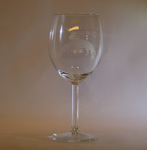 Load image into Gallery viewer, 2-st  Rödvinsglas med blästrade hund motiv