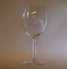 Load image into Gallery viewer, 2-st  Rödvinsglas med blästrade hund motiv