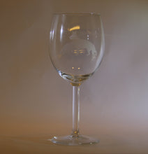 Load image into Gallery viewer, 2-st  Rödvinsglas med blästrade hund motiv