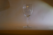 Load image into Gallery viewer, 2-st  Rödvinsglas med blästrade hund motiv