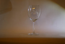 Load image into Gallery viewer, 2-st  Rödvinsglas med blästrade hund motiv