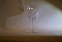 Load image into Gallery viewer, 2-st  Rödvinsglas med blästrade hund motiv