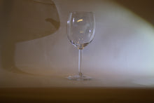 Load image into Gallery viewer, 2-st  Rödvinsglas med blästrade hund motiv