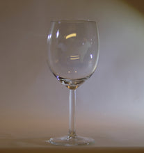 Load image into Gallery viewer, 2-st  Rödvinsglas med blästrade hund motiv