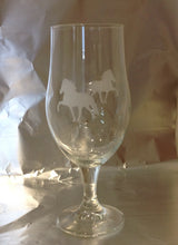 Load image into Gallery viewer, 2-st Ölglas med valfria hundmotiv