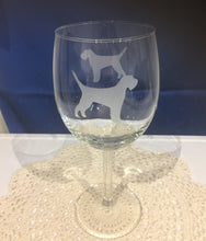 Load image into Gallery viewer, 2-st  Rödvinsglas med blästrade hund motiv